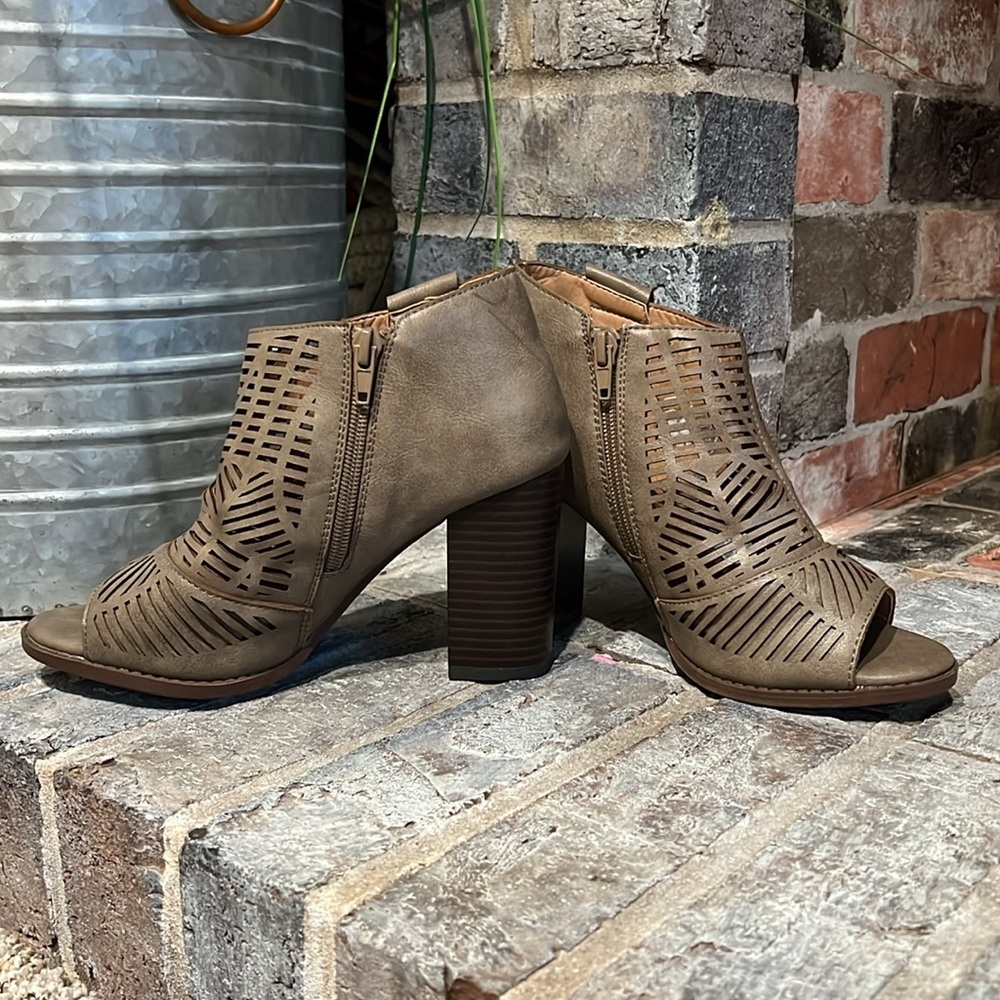 Peep toe boot - Picture 2 of 9